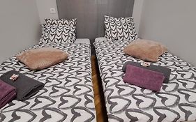 6-Pack Apartment In The Party District